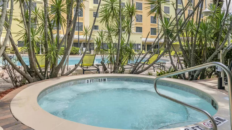 Comfort Suites Maingate East